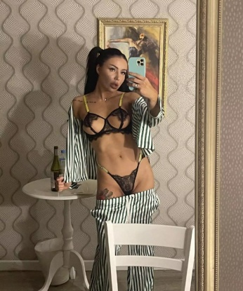 Искусная брюнетка с утонченными формами приглашает в гости для незабываемого времяпрепровождения. Со мной ты почувствуешь себя настоящим мужчиной, готовым на все ради удовольствия. 2421, 23 года